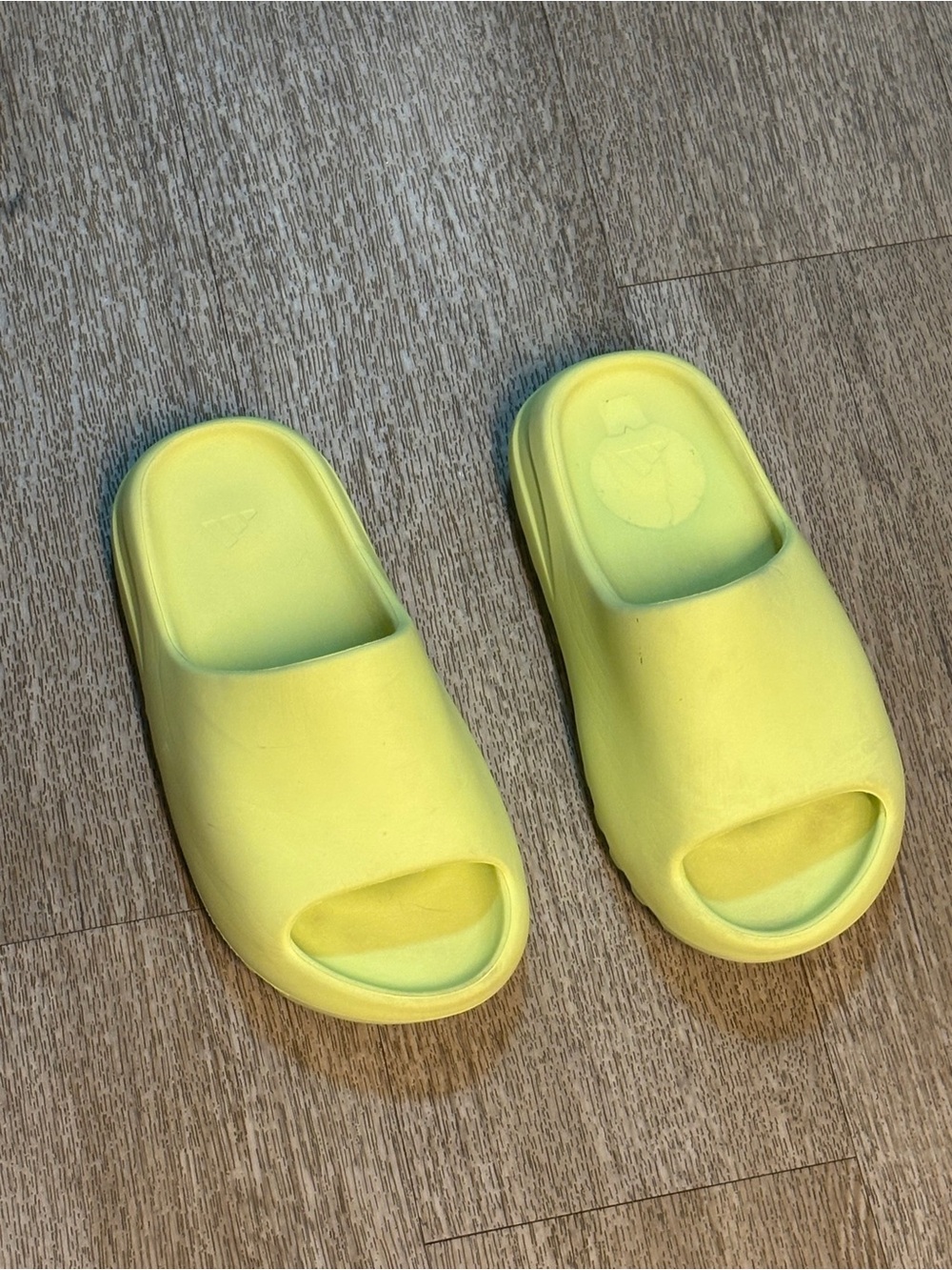 YEEZY KIDS GLOW GREEN SLIDES SIZE 4